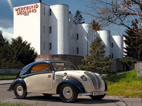 Fassade der Werkbundsiedlung davor steht ein alter schöner VW Käfer © Gesiba